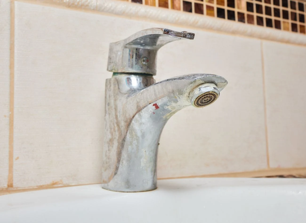 Najczęstszą przyczyną powstawania nieestetycznego osadu na armaturze kuchennej i łazienkowej jest twarda woda.