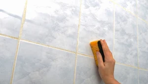 Jak wyczyścić płytki i fugi w łazience?