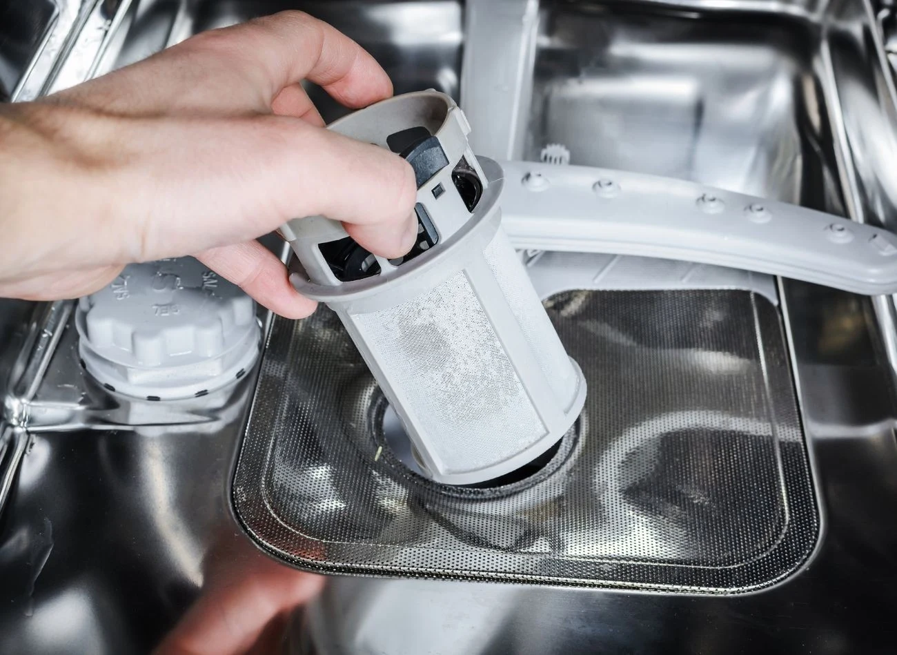 Podstawą prawidłowej pielęgnacji zmywarki i zapobiegania brzydkim zapachom jest regularne czyszczenie filtra, uszczelek i dysz, w których gromadzą ...