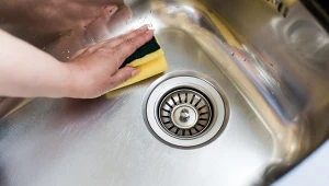 Zlew w kuchni często się zatyka, zwłaszcza, gdy jest nieregularnie czyszczony.