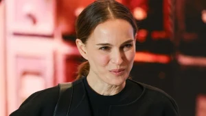Ich fanką jest Natalie Portman. Buty motocyklowe sprawdzają się nawet w eleganckich stylizacjach