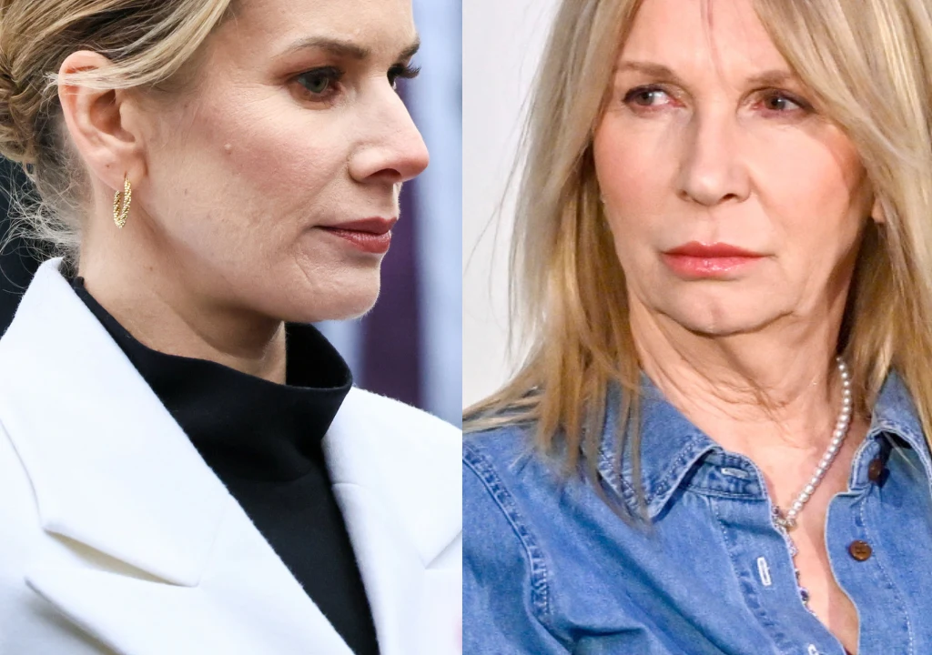 Dwie kobiety patrzące w przeciwnych kierunkach, jedna w białym płaszczu i z upiętymi blond włosami oraz druga w niebieskiej koszuli jeansowej z rozpuszczonymi blond włosami, obie o poważnym wyrazie twarzy.