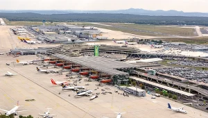 Wtargnęli na płytę lotniska. "Biegli w stronę maszyny", są zarzuty