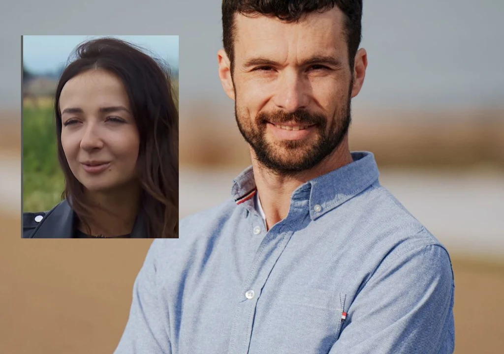 Mężczyzna uśmiechający się, ubrany w niebieską koszulę, stoi na tle rozmytego krajobrazu. W lewym górnym rogu widoczne jest wstawione mniejsze zdjęcie kobiety o długich włosach, z subtelnym uśmiechem.