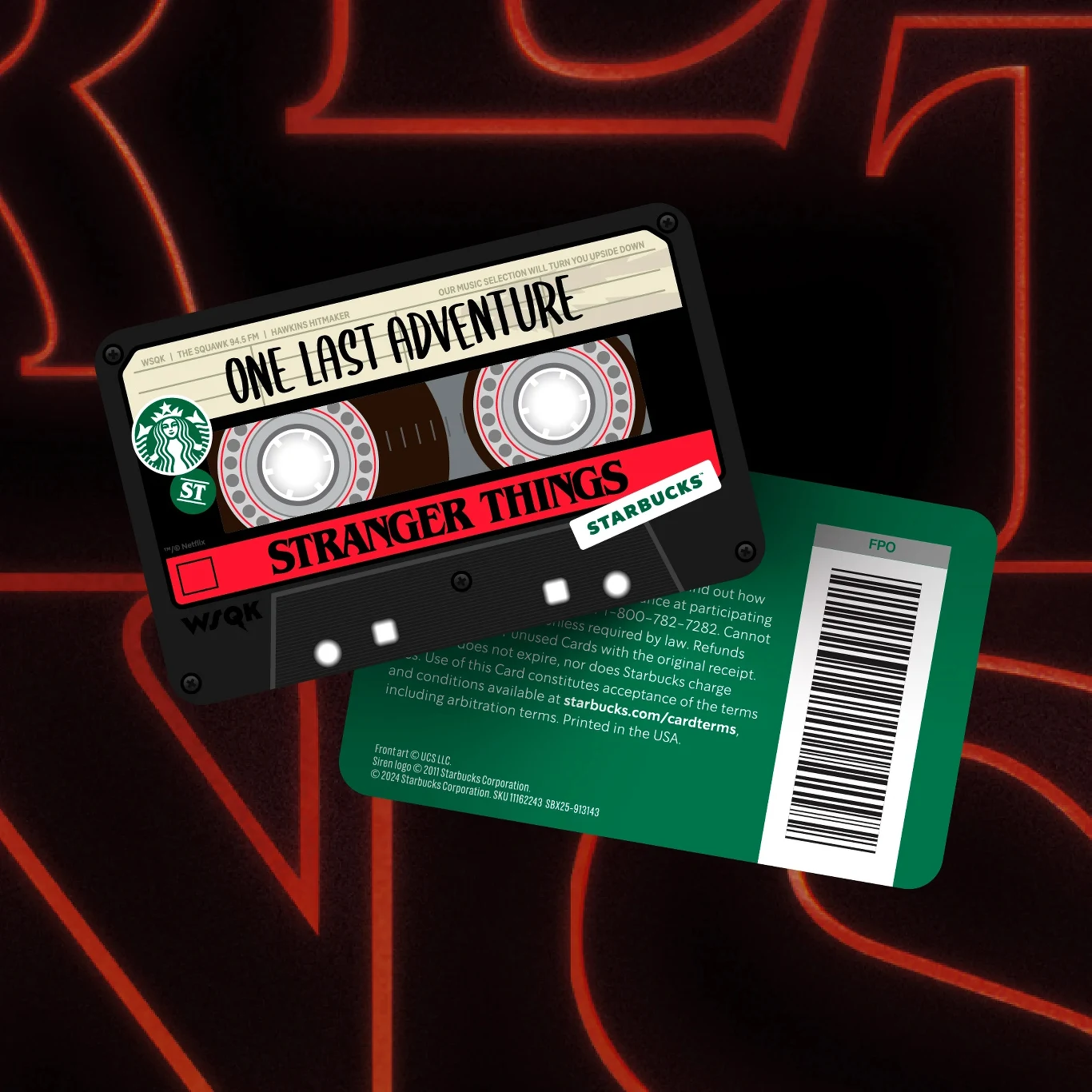 Karta upominkowa w kształcie czarnej kasety magnetofonowej z napisem One Last Adventure oraz Stranger Things i logiem Starbucks. W tle zielona karta z białym paskiem i kodem kreskowym. Całość utrzymana w klimacie retro i nawiązuje do popkultury.