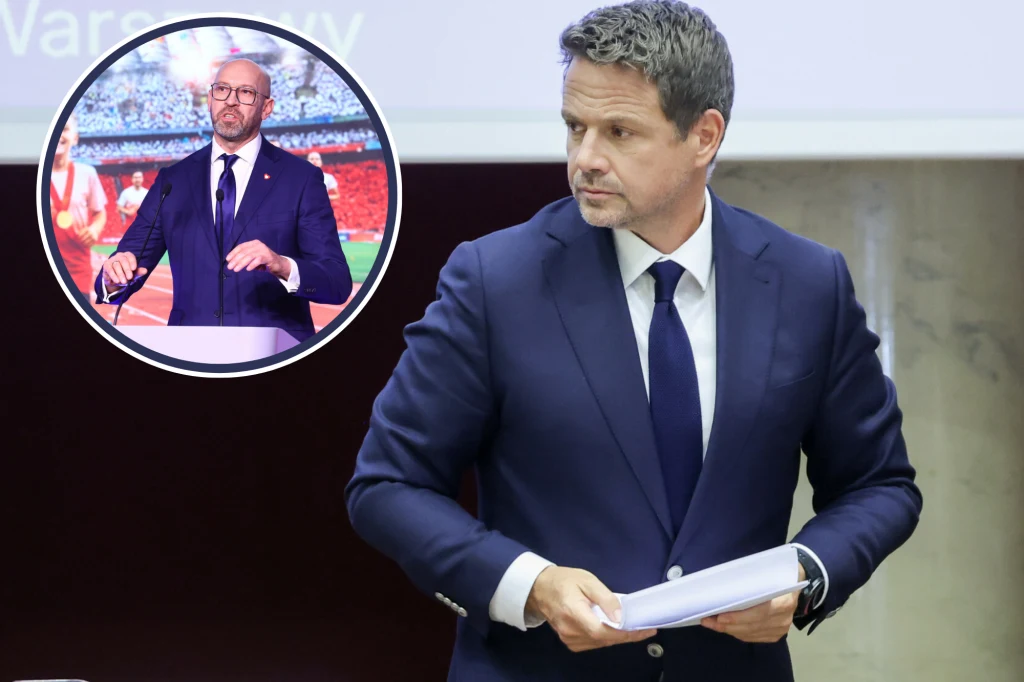 Mężczyzna w garniturze trzyma dokumenty, stoi w jasnym pomieszczeniu; w lewym górnym rogu widnieje okrągłe wstawione zdjęcie kolejnego mężczyzny w garniturze podczas wystąpienia publicznego na tle stadionu.