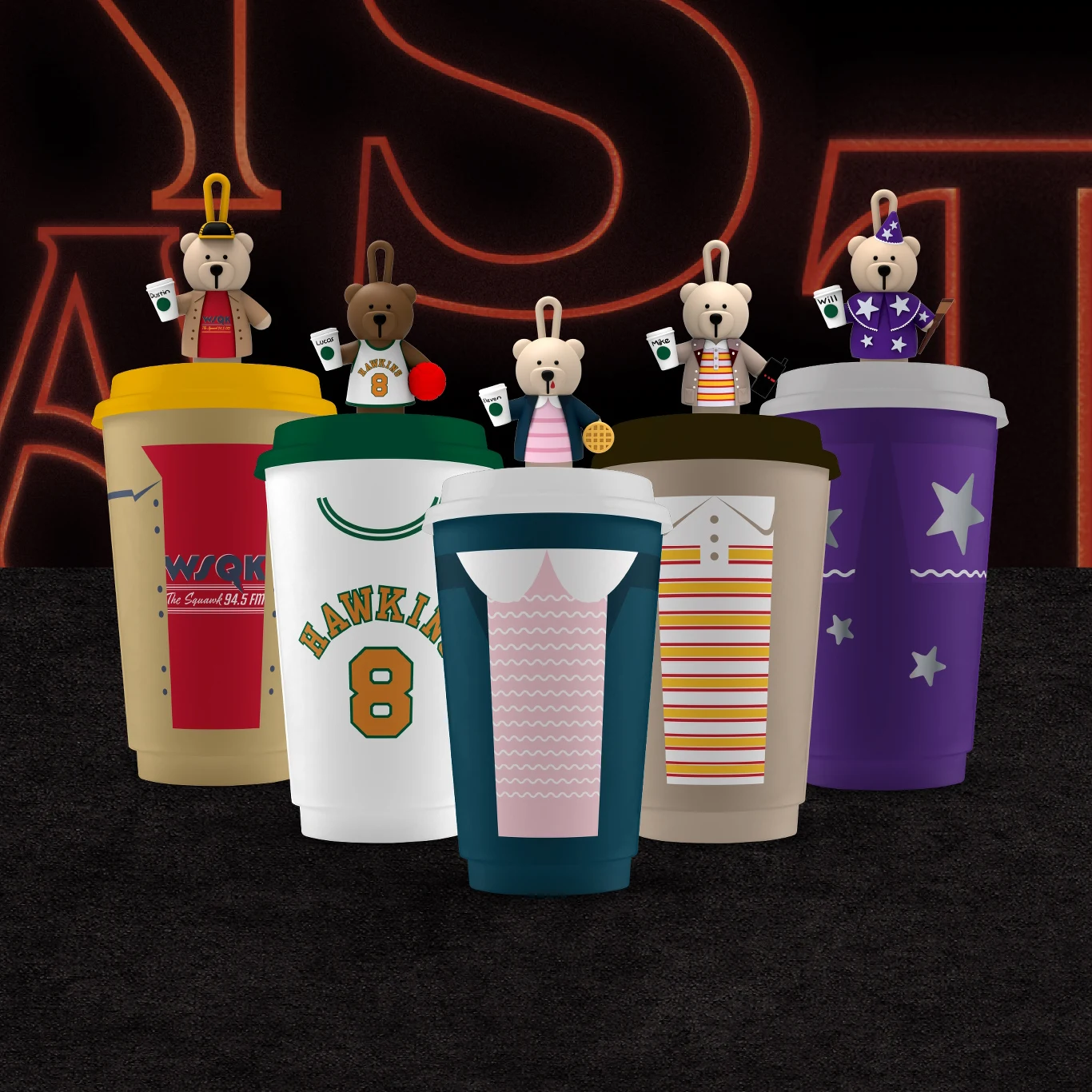 Kolorowe kubki z przykrywkami przedstawiające różne motywy, z każdej przykrywki wystaje mały pluszowy miś lub królik. Kubki ozdobione są elementami przypominającymi koszulki sportowe, sukienki, pyjame i stroje z motywami gwiazd oraz pasów. W tle ciemne...