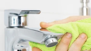 Jak wyczyścić kran w łazience, na którym zebrał się osad i kamień? Zastosuj domową mieszankę.