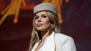 Doda w eleganckiej, białej stylizacji 