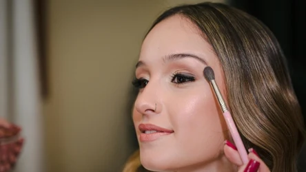 Prawidłowo użyty bronzer sprawia, że twarz jest optycznie szczuplejsza