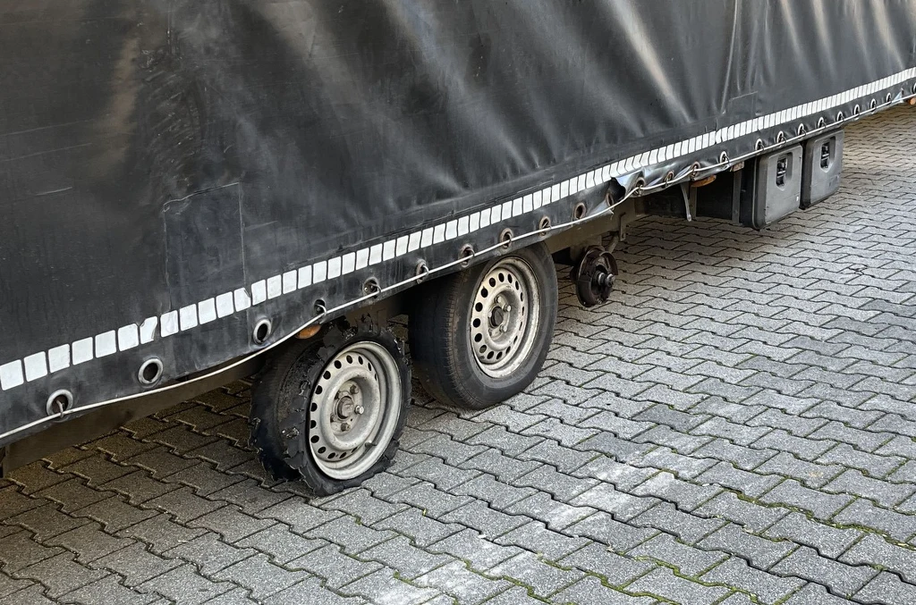 "Łysa" opona a nawet... brak opony