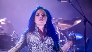 Zaskakujące rozstanie z legendą death metalu. Była wokalistka nie próżnuje