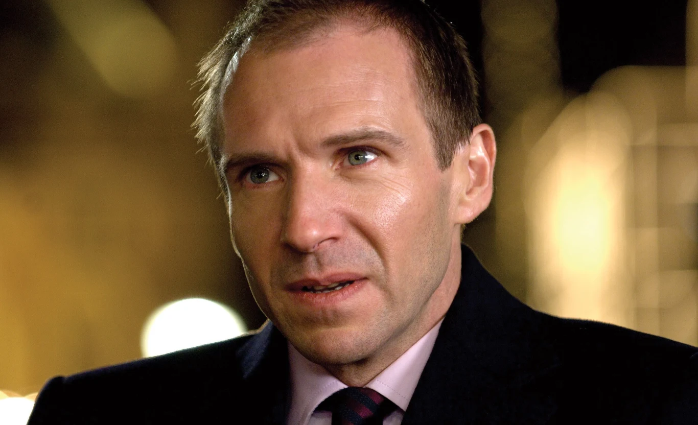 Ralph Fiennes w filmie "Najpierw strzelaj, potem zwiedzaj" Ralph Fiennes w filmie "Najpierw strzelaj, potem zwiedzaj"
