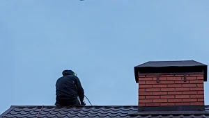 Domowe sposoby na sadzę w kominie są skuteczne przy regularnym stosowaniu. Wzywanie fachowca nie jest konieczne.