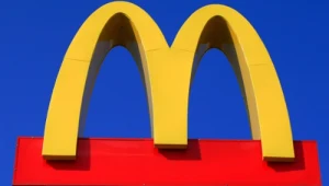 Nowe zestawy McDonald's na święta z pewnością przyciągną sporo fanów nie tylko Grincha