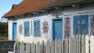 "Malowana wieś" urzeka kolorami. Przyciąga turystów z całego świata