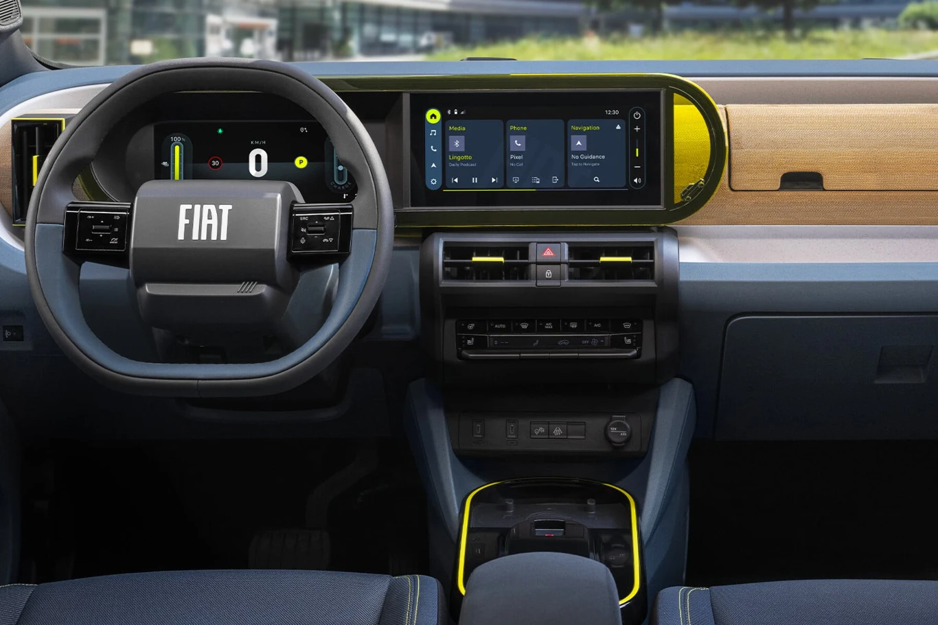 Nowoczesny kokpit samochodu marki Fiat z cyfrowym kokpitem, szerokim dotykowym ekranem na desce rozdzielczej, kierownicą z dużym logo, elementami wykończenia z jasnego drewna oraz czarną i żółtą kolorystyką wnętrza.