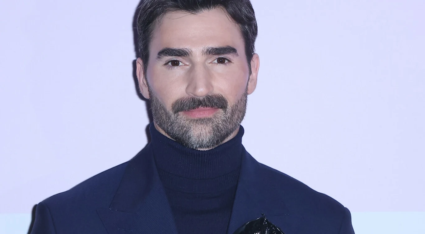 Jacek Jelonek zabrał głos ws. Janji Lesar i Katarzyny Zillmann Mężczyzna o ciemnych włosach i brodzie ubrany w granatowy garnitur oraz golf, patrzący prosto w obiektyw na jednolitym, jasnym tle.