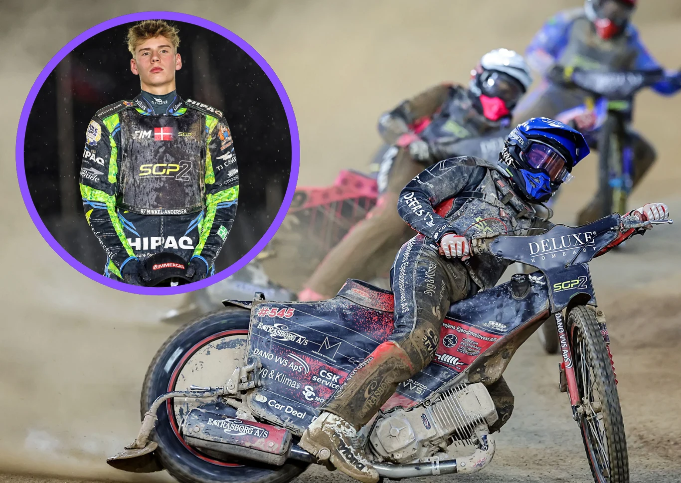 Mikkel Andersen będzie podstawowym juniorem Sparty Wyścig żużlowy na stadionie, kilku zawodników w kaskach i kombinezonach ściga się po zakurzonej nawierzchni, na pierwszym planie lider wyścigu na motocyklu. Wstawka z portretem młodego zawodnika w kombinezonie żużlowym na ciemnym tle.