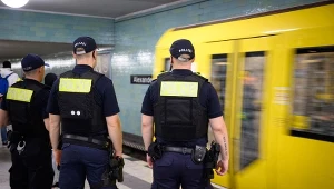Policjanci na stacji Alexanderplatz w berlińskim metrze