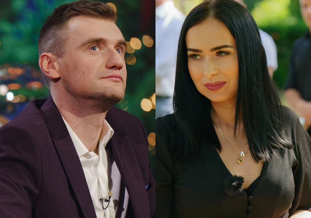 Kuba Manikowski i Anna Derbiszewska w "Rolnik szuka żony" Dwuczłonowe ujęcie dwóch osób, mężczyzny w eleganckiej marynarce i kobiety z ciemnymi włosami, ubranej w czarną bluzkę z mikrofonem przypiętym do ubrania, oboje patrzą w różne strony, w tle rozmyte światło i zieleń.