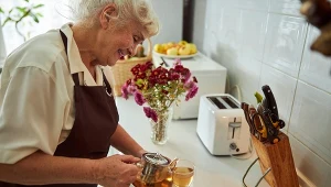 Co powinny jeść osoby starsze? Oto pomysły na lekkostrawne i odżywcze dania