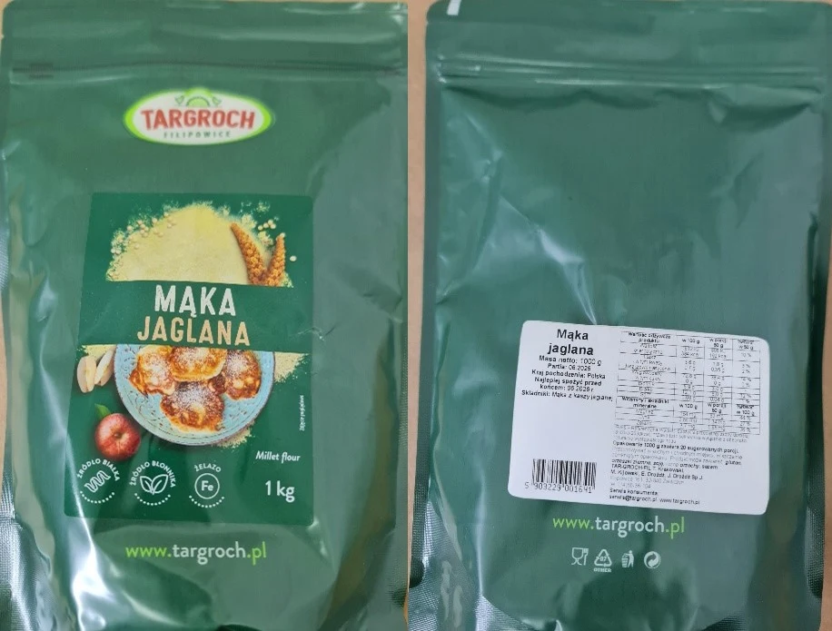W takiej mące stwierdzono przekroczenie najwyższego dopuszczalnego poziomu pestycydu – chlorpiryfosu w mące jaglanej. Opakowanie zielonej mąki jaglanej marki Targroch, z przodu widoczne logo, grafika przedstawiająca świeżą mąkę i gotowe naleśniki, na dole opakowania symbole informujące o walorach produktu. Z tyłu opakowania znajduje się etykieta z informacjami żywieni...