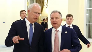 Kiriłł Dmitrijew oraz Steve Witkoff - twórcy 28-punktowego planu pokojowego, mającego zakończyć wojnę w Ukrainie. Zdjęcie z kwietnia 2025 roku