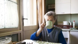Wzmacnia serce i wydłuża życie. Seniorzy powinni pić codziennie