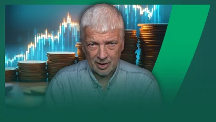 Mężczyzna o siwych włosach na pierwszym planie przed wykresem giełdowym oraz stosami monet, tło przedstawia dynamiczne światło sugerujące analizę finansową lub inwestycje.