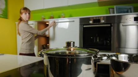 Jakie urządzenia pobierają najwięcej prądu? Winowajcę znajdziesz w kuchni, ale wcale nie chodzi o lodówkę