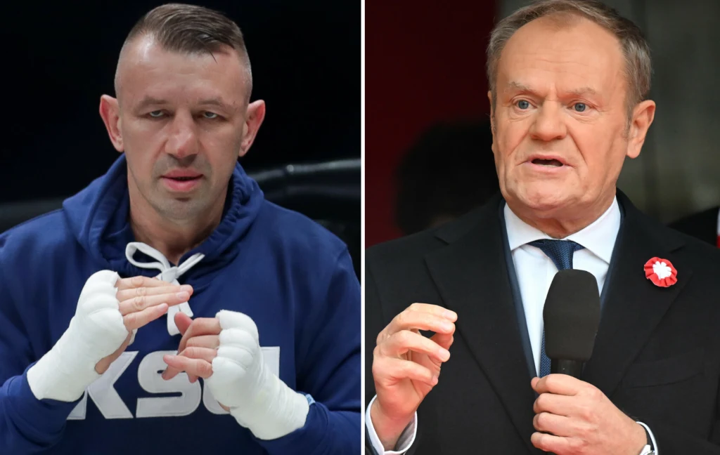 Po lewej stronie mężczyzna w sportowej bluzie i owiniętych bandażami dłoniach przyjmuje pozycję pięściarza, po prawej stronie mężczyzna w garniturze i krawacie przemawia do mikrofonu, gestykulując dłońmi.