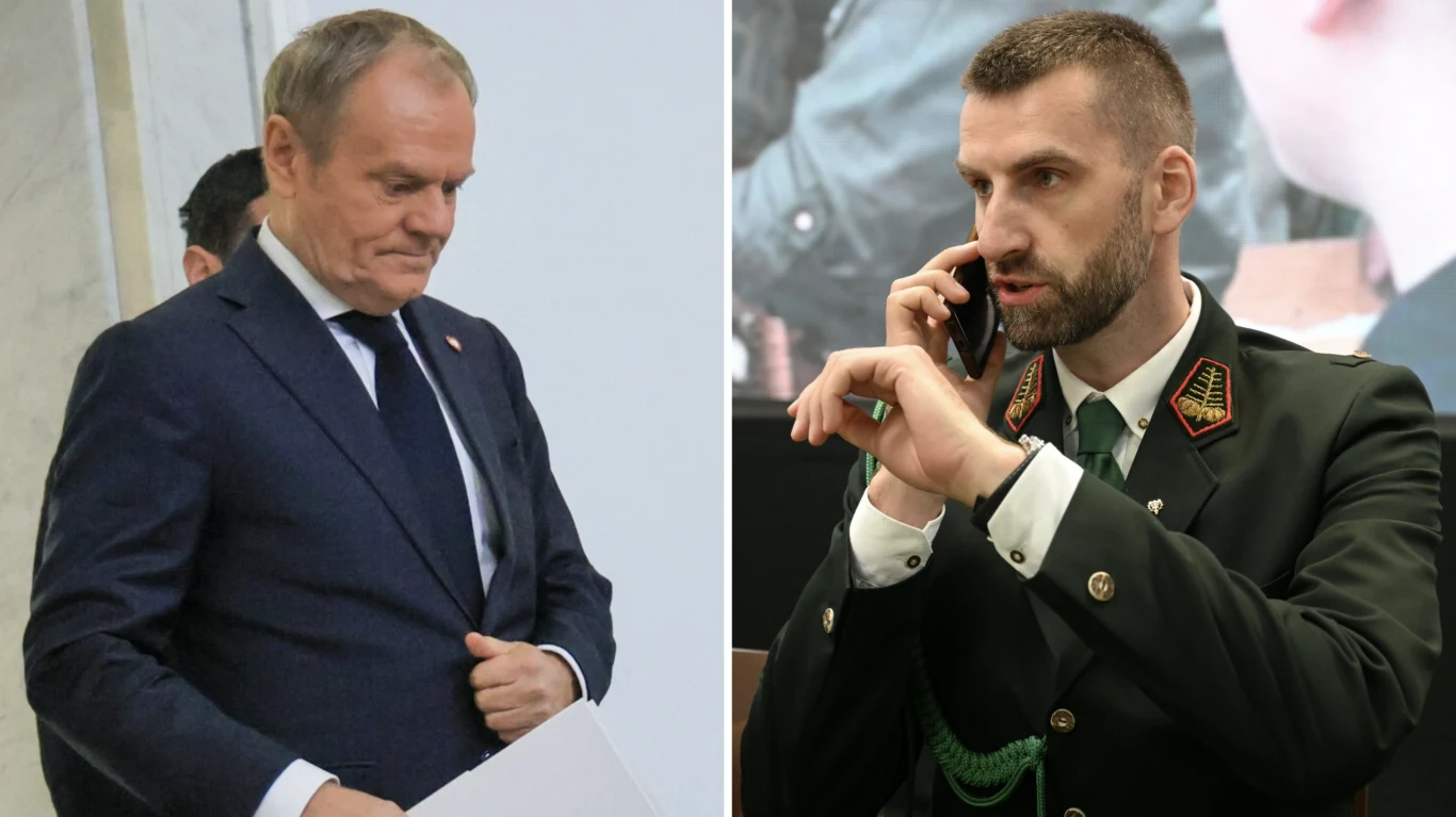 Po lewej stronie starszy mężczyzna w garniturze, trzymający dokumenty, po prawej stronie młodszy mężczyzna w mundurze, rozmawiający przez telefon