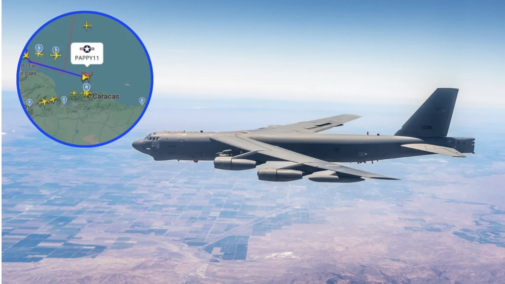Amerykanie wysłali nad Wenezuelę bombowiec B-52 zdolny do przeniesienia broni nuklearnej Samolot wojskowy B-52 lecący nad rozległymi terenami, klarownie widoczny na tle nieba i ziemi. W lewym górnym rogu zamieszczone przybliżenie mapy z trasą lotu samolotu i identyfikatorem PAPYY11.