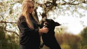 Twój pies wyje, gdy zostaje sam w domu? Specjalistka apeluje do właścicieli