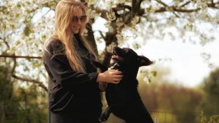 Julia Nowak stała się specjalistką w prowadzeniu psów z lękiem separacyjnym dzięki swojemu psu, Preclowi