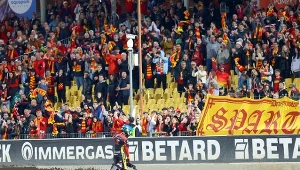 Stadion Olimpijski we Wrocławiu. Brady Kurtz dziękuje kibicom za doping.