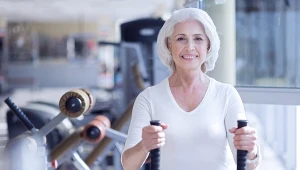 Kolano boli przy każdym kroku? Te ćwiczenia przynoszą ulgę w kilka minut