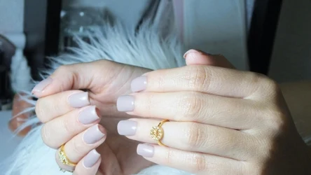 Kiedy stają się kruche, miękkie i łamliwe, warto włączyć do pielęgnacji produkt, który nie tylko maskuje problem, ale realnie wzmacnia płytkę