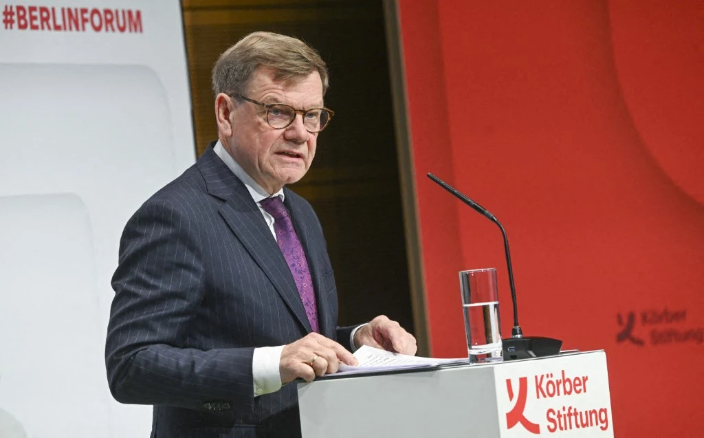 Minister spraw zagranicznych Niemiec Johann Wadephul Starszy mężczyzna w garniturze i okularach przemawia przy mównicy z napisem 'Körber Stiftung', po lewej stronie widoczny fragment tablicy z napisem '#BERLINFORUM', na mównicy stoi szklanka wody oraz mikrofon.