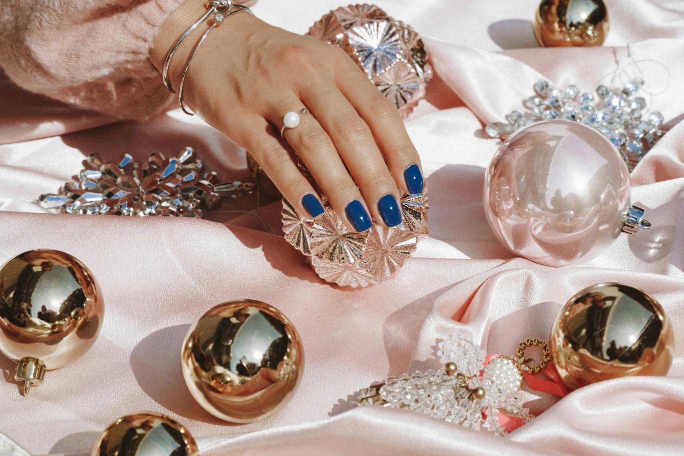 Piękny andrzejkowy manicure można wykonać na jeden wieczór z wykorzystaniem tradycyjnych lakierów do paznokci Piękny andrzejkowy manicure można wykonać na jeden wieczór z wykorzystaniem tradycyjnych lakierów do paznokci