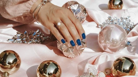 Piękny andrzejkowy manicure można wykonać na jeden wieczór z wykorzystaniem tradycyjnych lakierów do paznokci
