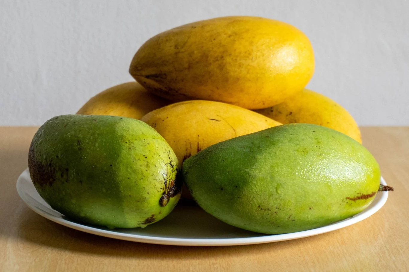 Zielone (jeszcze niedojrzałe) i żółte (dojrzałe) mango