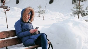 Oto czego lepiej nie robić z telefonem na mrozie. Bateria nie przetrwa