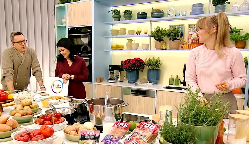 Przepis na corn dogi z pomidorową salsą