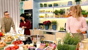 Chrupiące corn dogi z pomidorową salsą