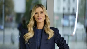 Joanna Krupa na pokazie Mariusza Przybylskiego. Cała w prześwitach