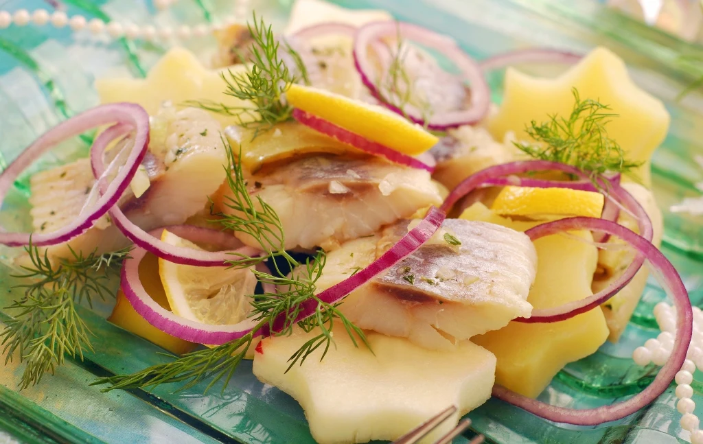 Śledź to prawdziwy superfood - skarbnica kwasów omega 3, jodu i selenu. Ale zanim kupisz, sprawdź, skąd pochodzi