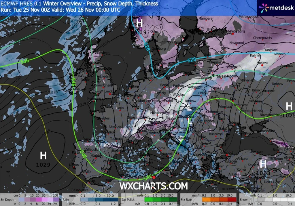 Intensywnych opadów śniegu od nocy z wtorku na środę trzeba oczekiwać od południowego zachodu przez centrum Polski po północny wschód kraju Mapa synoptyczna Europy ukazująca opady śniegu, ciśnienie atmosferyczne, grubość pokrywy śnieżnej oraz linie izobariczne i izotermiczne. Zaznaczono obszary wysokiego i niskiego ciśnienia oraz prognozowane wartości opadów.