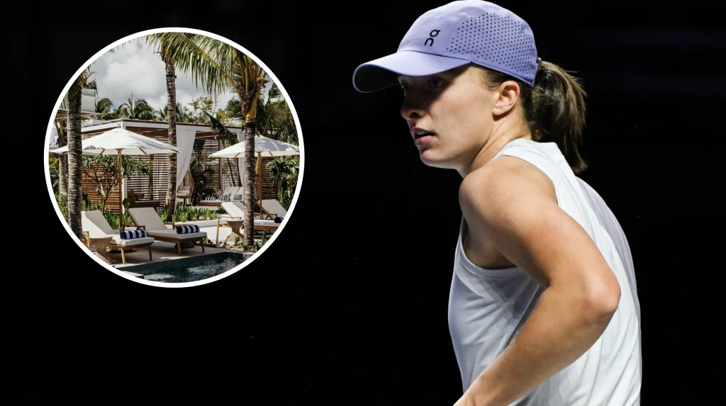 Iga Świątek wypoczywa na Mauritiusie Tenisistka w fioletowej czapce i białej koszulce podczas meczu na ciemnym tle, w okrągłym ramce po lewej stronie widoczny luksusowy basen otoczony leżakami, parasolami i palmami w egzotycznym kurorcie.